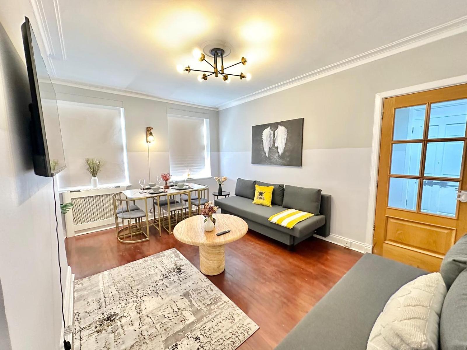 Hyde Park One Bedroom Apartment *