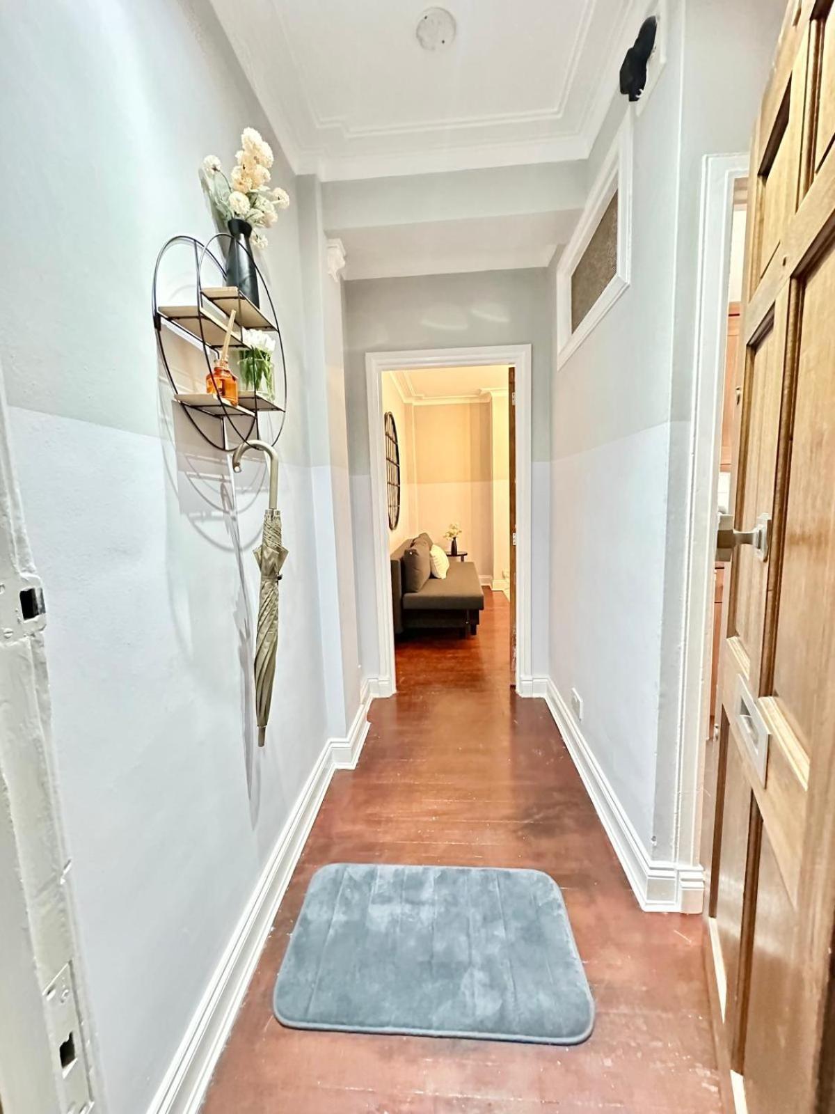 Hyde Park One Bedroom Apartment *