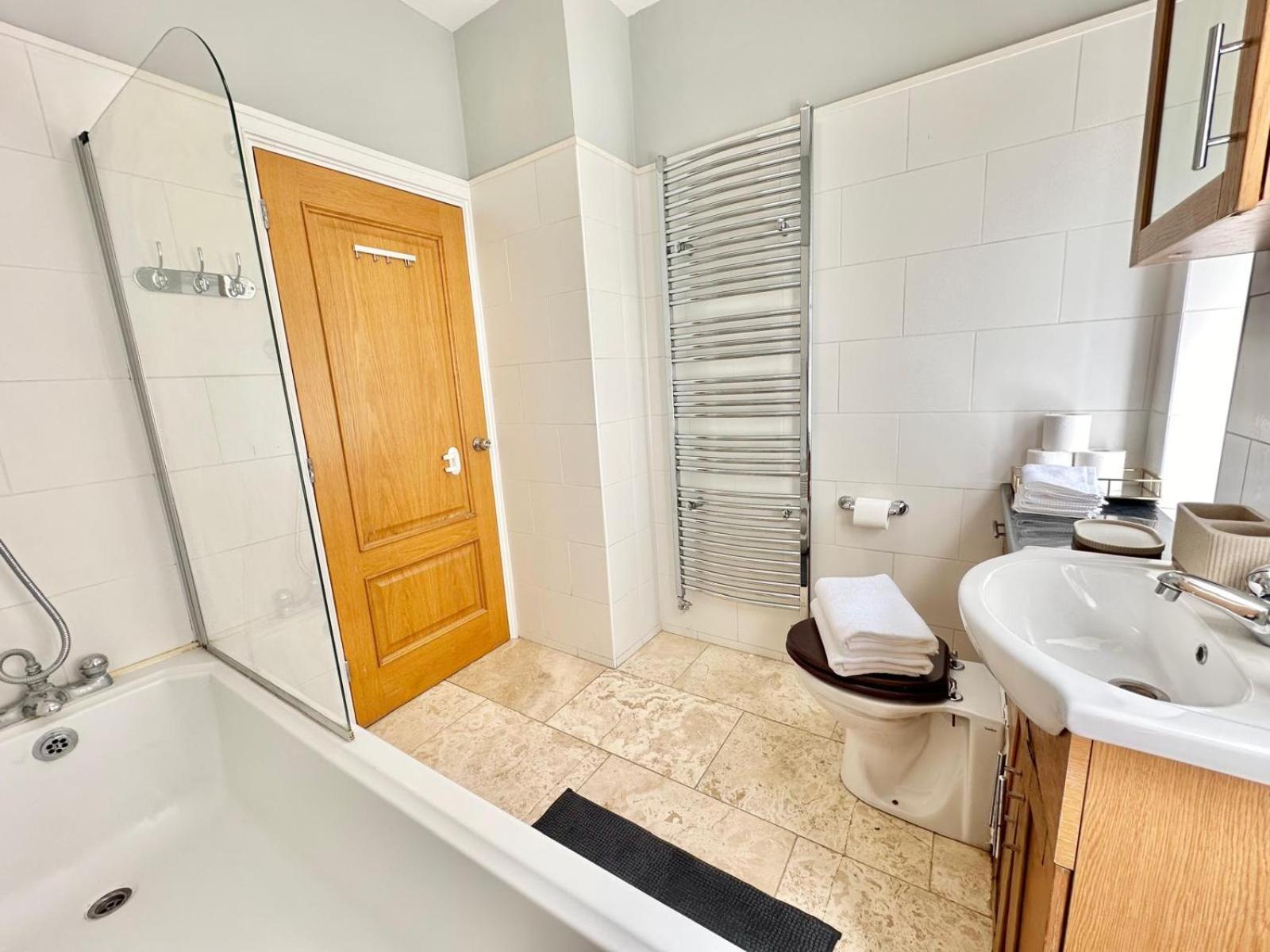 Hyde Park One Bedroom Apartment *